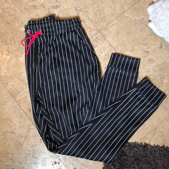 Madison Beer- Misguided Size 6 Pinstripe Trousers - Picture 3 of 6
